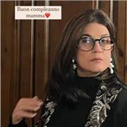 Docente di italiano impartisce lezioni di grammatica e letteratura italiano a scuola primari e secondaria di primo grado